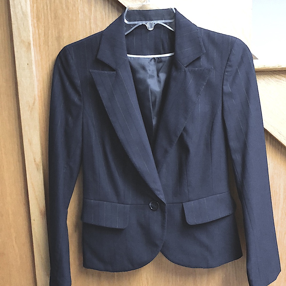 Dark navy blue blazer/jacket. Picture doesn’t do it justice. Size 5/6.